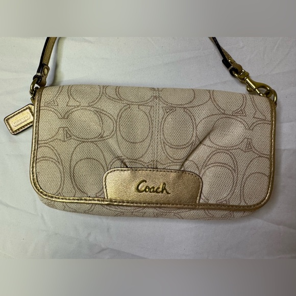 Coach Cream Clutch with Signature Design - Picture 2 of 14